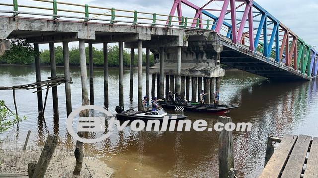 Jembatan Sungai Perumbi di Riau Ambruk, Warga Berhamburan Selamatkan Diri