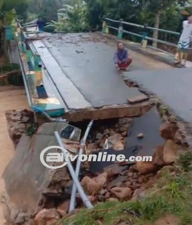 Jembatan Penghubung Desa Sukajaya Punduh di Pesawaran Ambruk Diterjang Banjir