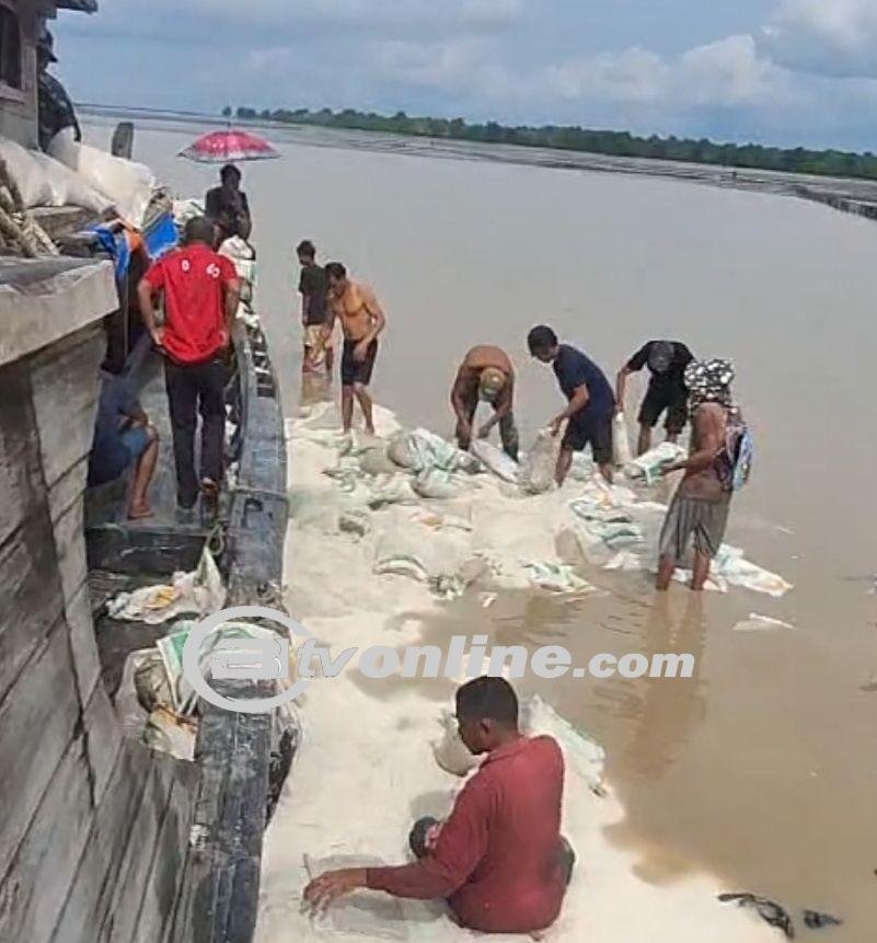 Kapal Muat 16 Ton Beras Bulog Kandas di Perairan Riau