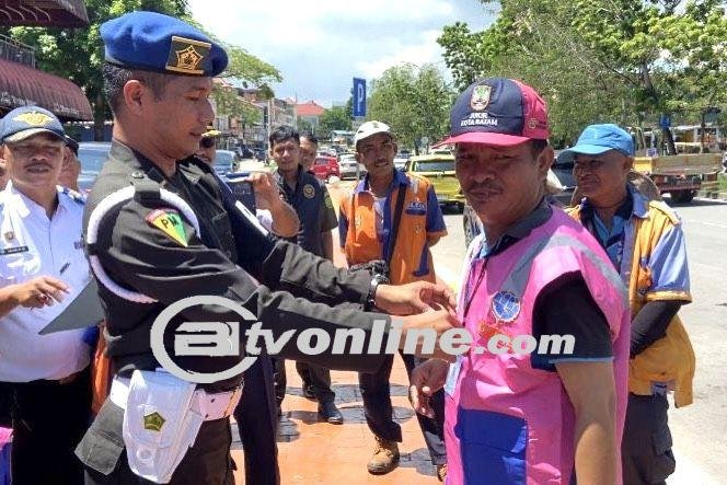 Dishub Kota Batam Berinovasi: Seragam Petugas Parkir Berubah Menjadi Warna Pink
