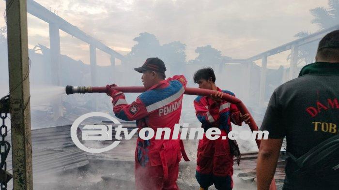 Kebakaran Melanda Cafe Happy di Toba: Satu Bangunan Ludes, Kerugian Mencapai Puluhan Juta Rupiah
