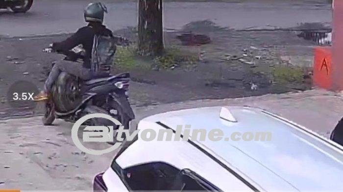Maling Ban Mobil Beraksi di Tengah Ramainya Jalan AH Nasution