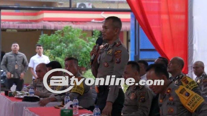 Kapolda Sumut Berikan Penghargaan Khusus Kepada Kapolsek Barus