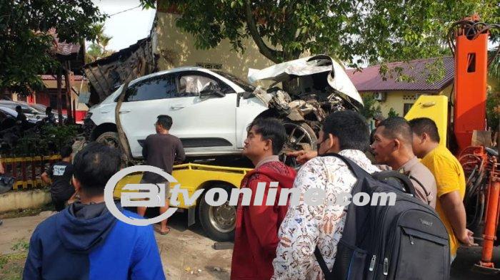 Mobil Sport Porsche Tabrak Avanza, Berakhir Menempel di Dinding Kantor Polrestabes Medan