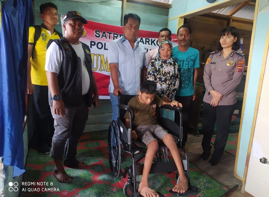 Kapolres Batu Bara Distribusikan Kursi Roda di Desa Bandar Rahmat, Warga Beri Apresiasi Tinggi.