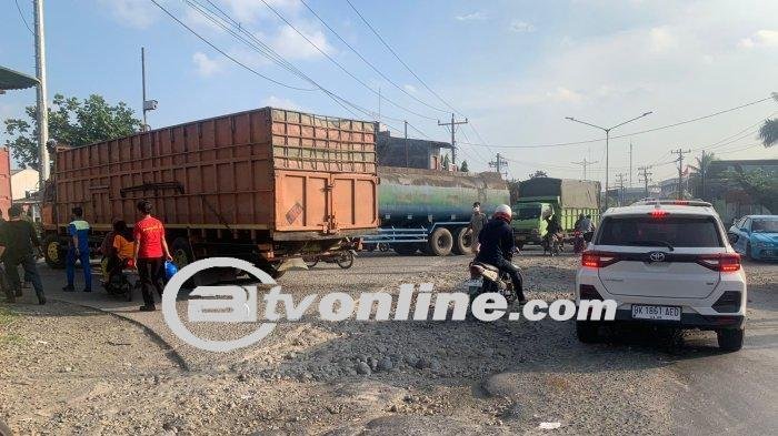 Simpang KIM Mabar: Jalan Rusak Menimbulkan Bahaya, Permintaan Perbaikan Tak Tertanggapi