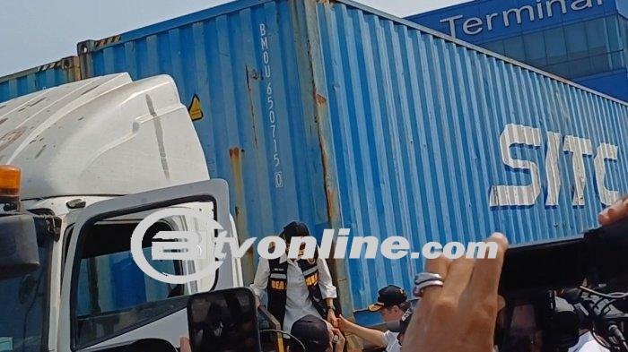 Sri Mulyani Panjat Truk dalam Momen Pelepasan 30 Kontainer Impor: Langkah Aturan yang Disederhanakan