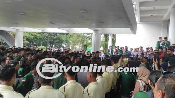 Mahasiswi USU Geruduk Rektorat Protes Kenaikan UKT!