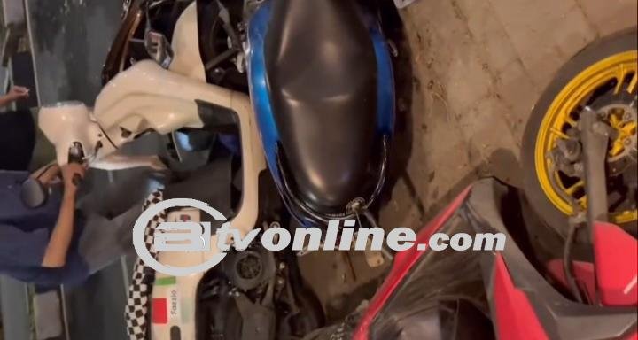 Tabrakan Maut di Jalan Pramuka Raya! Mobil Honda CRV Tabrak Dua Warung dan Tujuh Motor, Satu Orang Terluka