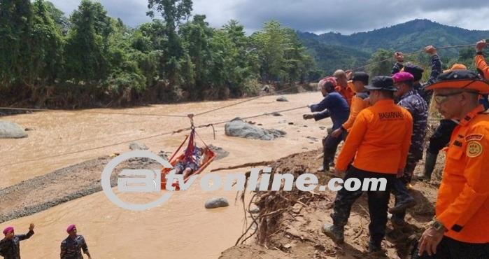 Tim Basarnas Evakuasi 8 Warga Terjebak Banjir di Desa Kaili, Sulawesi Selatan, Dengan Metode Flying Fox