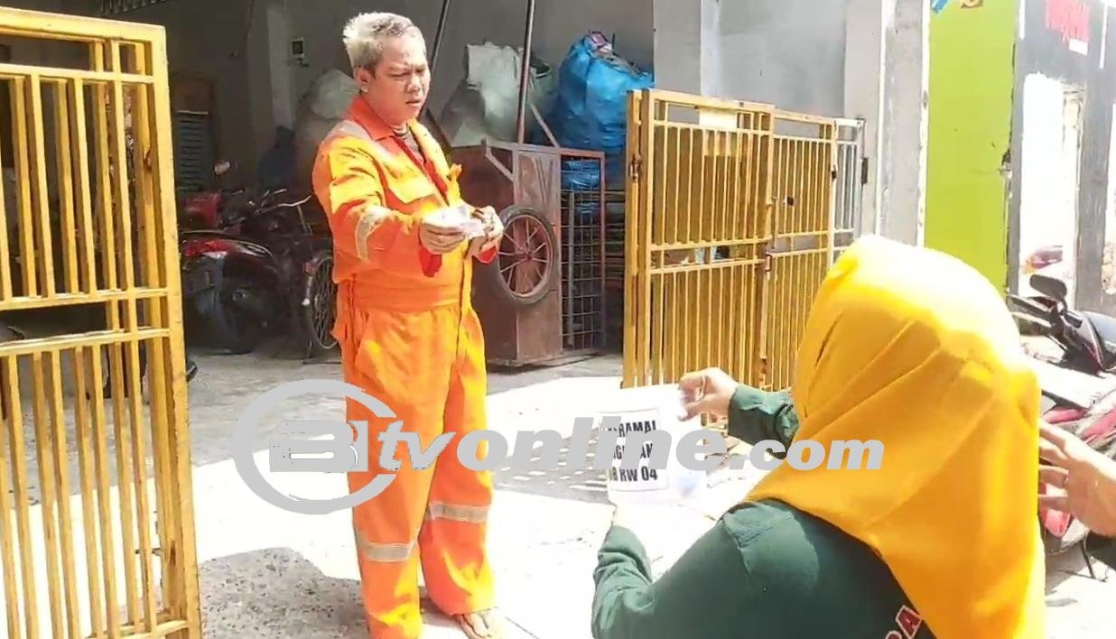 Aksi Sumbangan Ibu-Ibu di Jakarta Utara Untuk Menyelamatkan Kantor RW dari Ancaman Pembongkaran