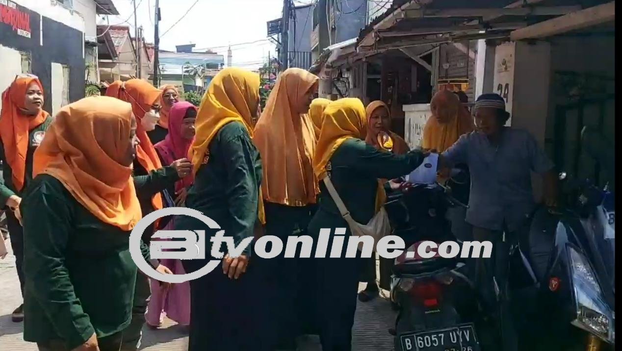 Sekretariat Ingin di Eksekusi Bank, Sejumlah Ibu-ibu Keliling Kampung Galang Dana