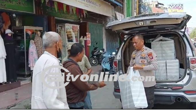 Ketua Yayasan Grand Fansuri AKBP Dr. JHS. TANJUNG, MH Yang juga Selaku Pimpinan Umum Media Bitv Berbagi Santunan di Kecamatan Stabat