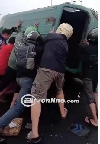 Kecelakaan di Flyover Ciroyom, Angkot Pengangkut Siswa-Siswi Berenang