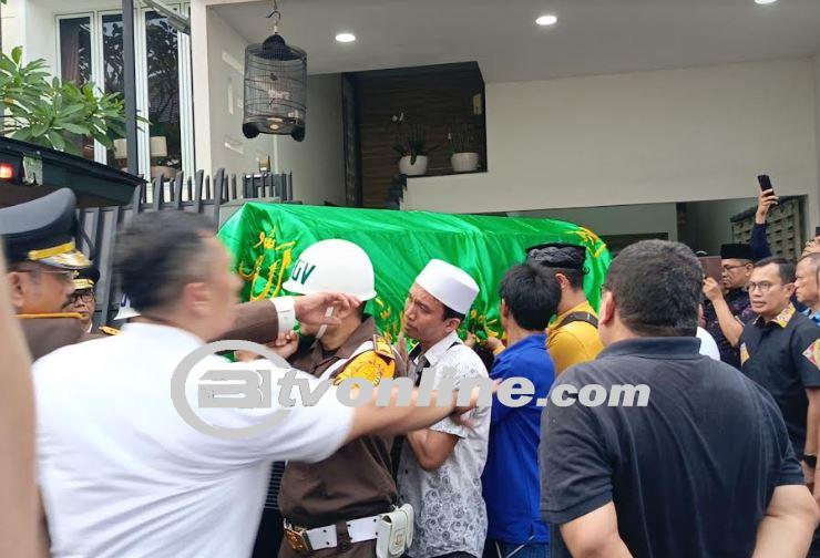 Dipenuhi Pelayat, Jenazah Jampidum Fadil Zumhana Diberangkatkan ke Tempat Peristirahatan Terakhir