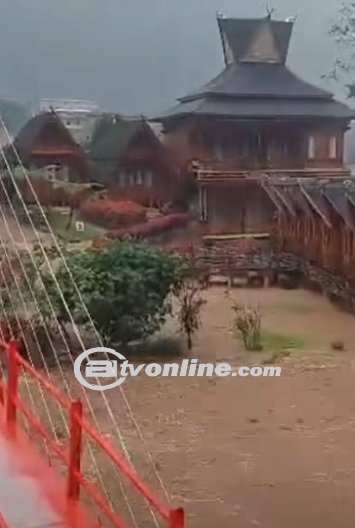 Hujan Deras Picu Banjir Bandang di Pemandian Air Panas Pariban, Kabupaten Karo