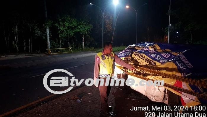 Kecelakaan Parah di Lingkungan Kampus UI , Mobil HR-V vs. Bis Kuning