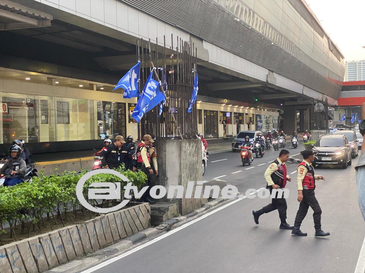 Pekerja LRT Jatuh dari Atas Stasiun Kuningan
