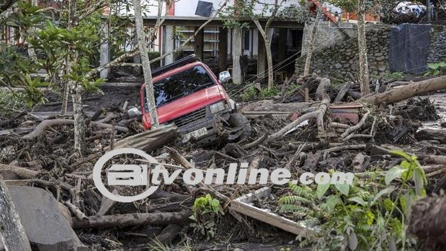 Upaya Pencarian 6 Penumpang Mobil Terdampar Oleh Banjir Bandang di Lembah Anai, Sumbar