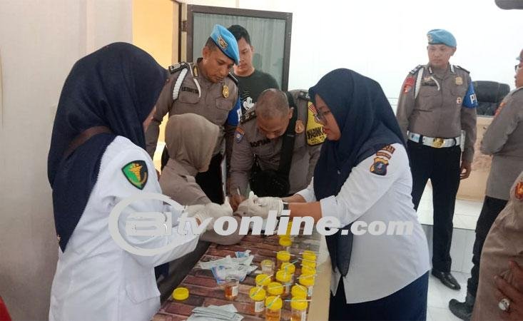 Kapolres Tanjung Balai Lakukan Tes Urin Mendadak Sejumlah Personel
