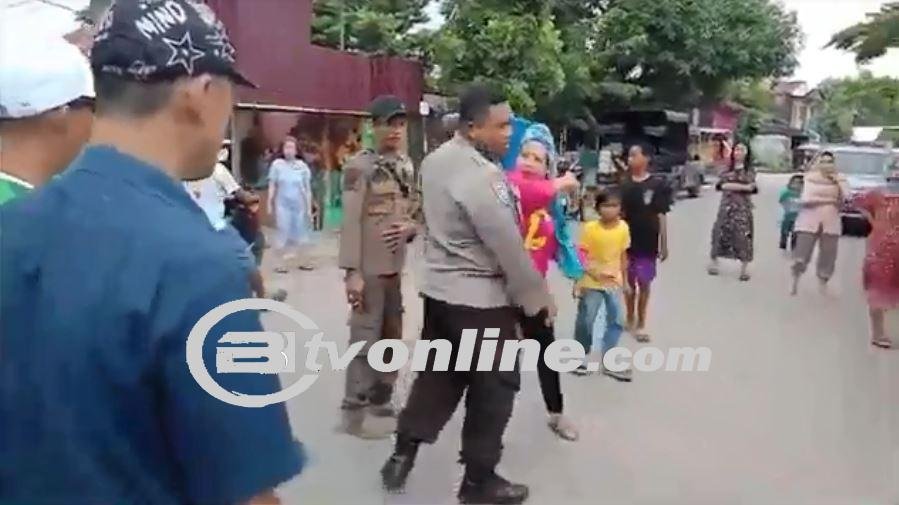 Viral! Emak-Emak di Makassar Tampar dan Cakar Leher Polisi
