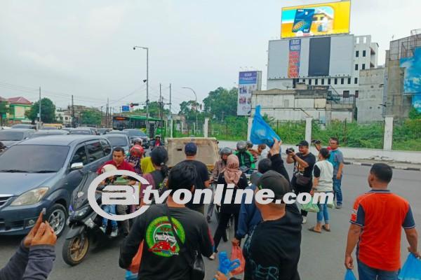 Para Ojek Online Medan Gelar Aksi Solidaritas Borong Martabak Pedagang yang Berseteru dengan Dishub