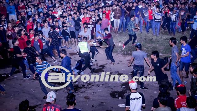 Tawuran Pecah di Depan Mal Bassura Jaktim, Warga Saling Serang Pakai Sajam!