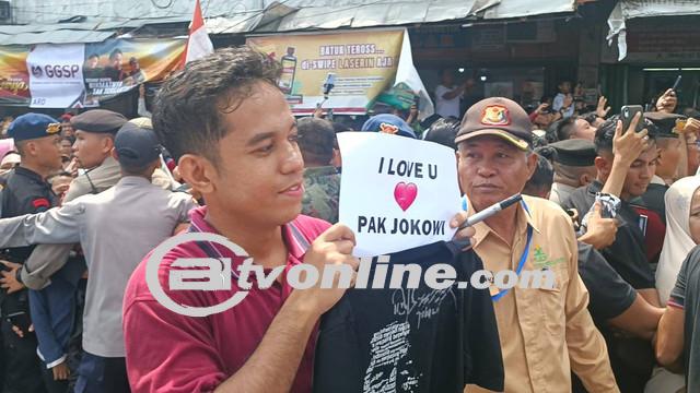 Batara, Warga Dumai, Riau, Mendapatkan Kaus dan Tanda Tangan Langsung dari Presiden Jokowi