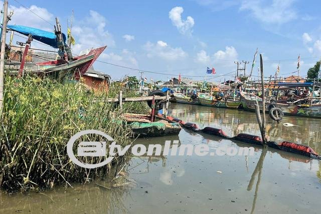 Sungai di Indramayu Tercemar Minyak Mentah dari Pipa Bocor