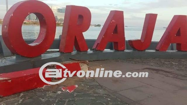 Remaja Tewas Usai Tertimpa Beton Huruf T ‘Toraja’ di Pantai Losari