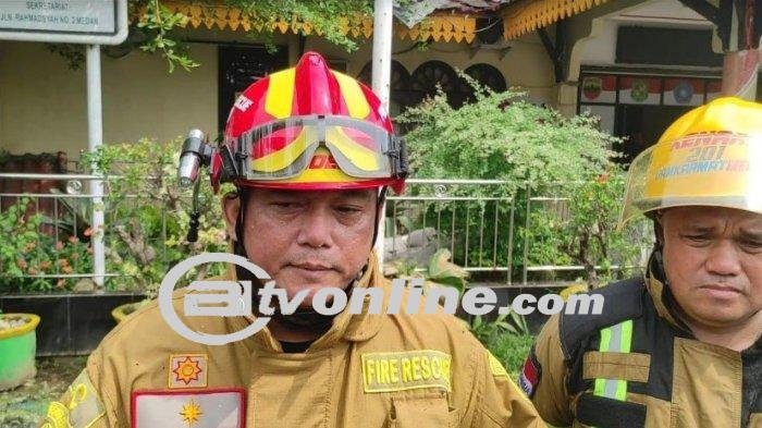 Kantor Camat Medan Area Terbakar, Petugas Damkar Alami Kesulitan?