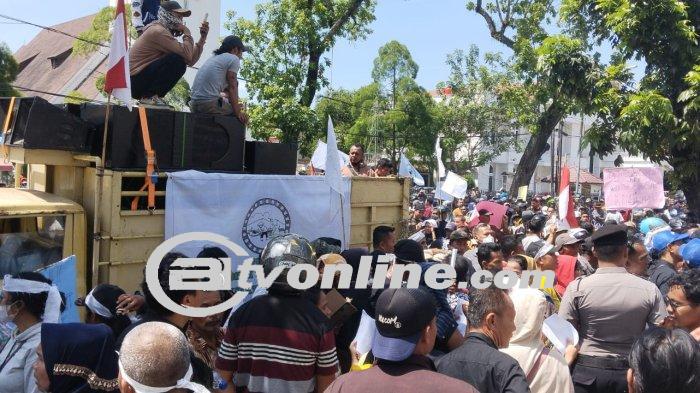 Massa Aksi Meneriaki Nama Prabowo dan Jokowi: Tuntutan dan Desakan Masyarakat Adat dan Petani di Sumatra Utara