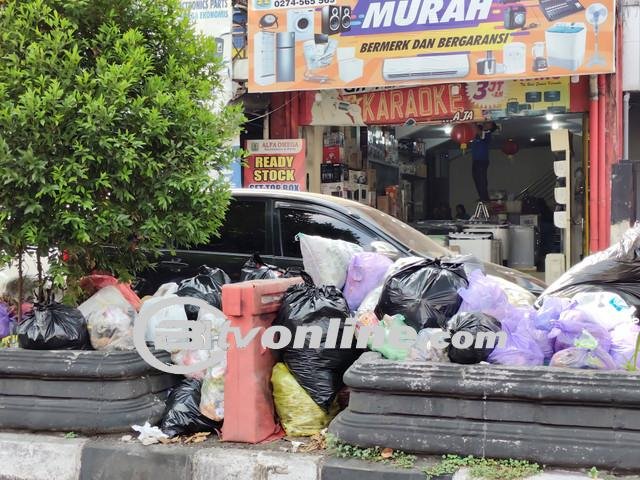 Tumpukan Sampah Muncul di Jalan Protokoler Kota Yogyakarta, Kucing-kucingan dengan Satpol PP?