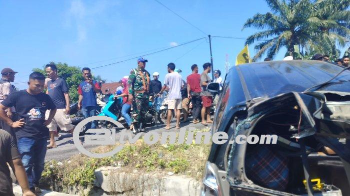 Mobil Toyota Innova Ringsek Akibat Tertabrak Kereta Api di Perlintasan Tanpa Palang!