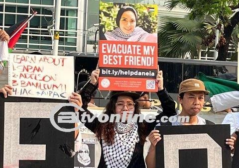 Tangisan Olivina di Depan Kedubes AS: Seru Evakuasi Teman Palestinanya dari Rafah