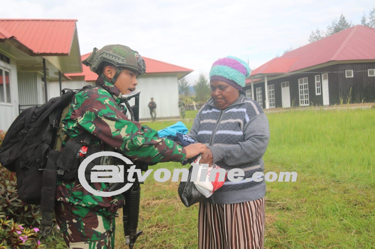 Satgas Mobile Yonif 323/Buaya Putih Berbagi Sembako dan Pakaian di Kampung Kago