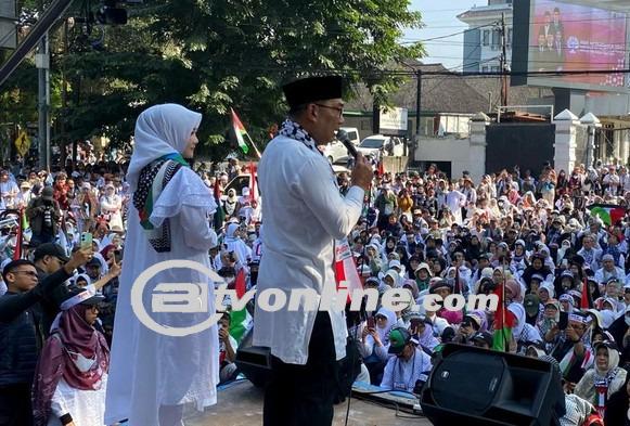 Ridwan Kamil dan Atalia Praratya Bersama Ribuan Massa dalam Aksi Bela Palestina di Bandung