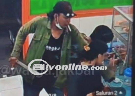 Dua Preman Rampas Ponsel Pengunjung di Warteg Jelambar Baru, CCTV Rekam Aksi Mereka!