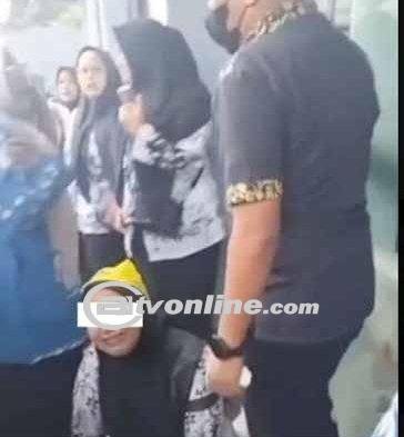 Ketua DPRD Garut Diprotes Guru Honorer, Respons Tak Manusiawi Viral di Media Sosial!