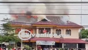 Breaking News! Kantor Camat Medan Area Dilalap Api, Petugas Pemadam Berjuang Memadamkan Kebakaran