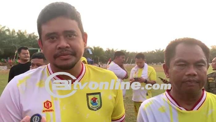 Bobby Nasution Main Bola Bareng Bupati Sergai Usai Mengumumkan Wiwik Sebagai Kandidat Wakilnya di Pilgubsu