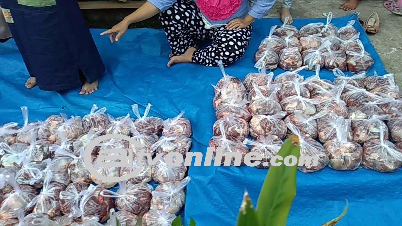 Emak-emak Nyolong Jatah Daging Kurban, Tertangkap Kamera CCTV di Perumahan Grand Surya