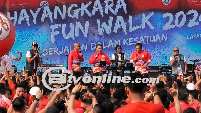 Menghangatkan HUT Ke-78 Bhayangkara: Kapolri, Jamintel, dan KSAD Beraksi Nyanyi di Fun Walk