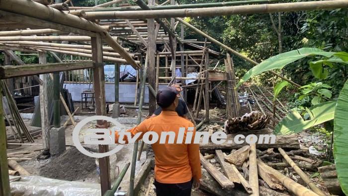 Peristiwa Mengerikan: Rumah Warga Ciawi, Bogor Rusak Tertimpa Pohon, Sekeluarga Terpaksa Mengungsi