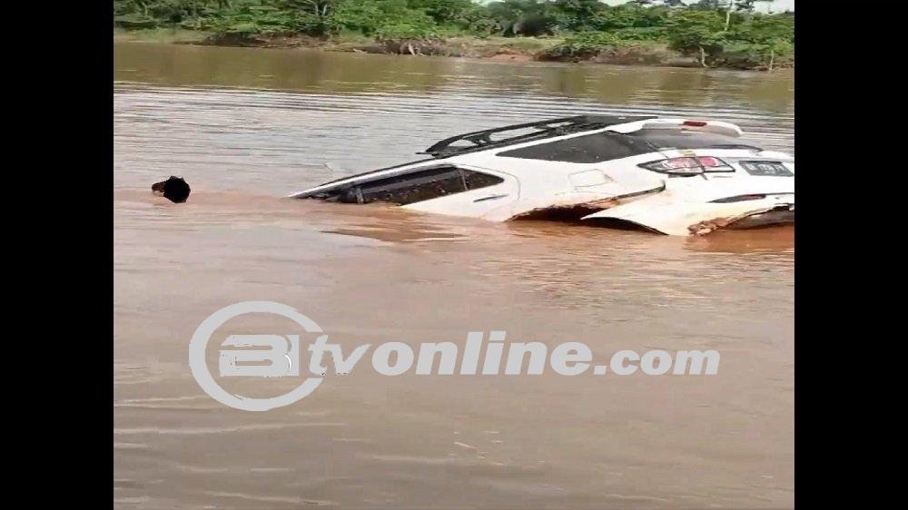 Toyota Fortuner Tercebur ke Sungai dari Kapal Fery, 1 Orang Meninggal