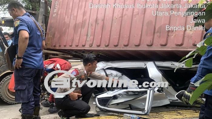 Mobil Ringsek Tertimpa Truk Kontainer yang Terguling di Jalan Kamal Muara Raya, Jakarta Utara