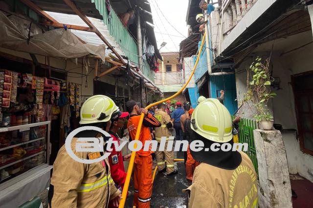 Rumah di Petamburan Jakpus Terbakar Diduga Akibat Korsleting, Satu Orang Luka