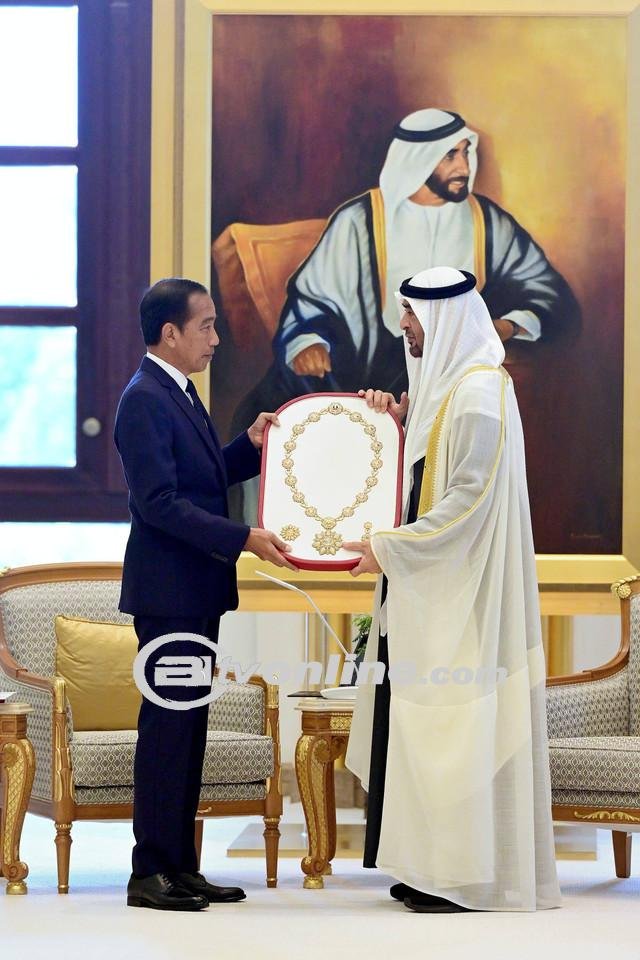 Jokowi Terima Tanda Jasa Kehormatan Order of Zayed dari MBZ