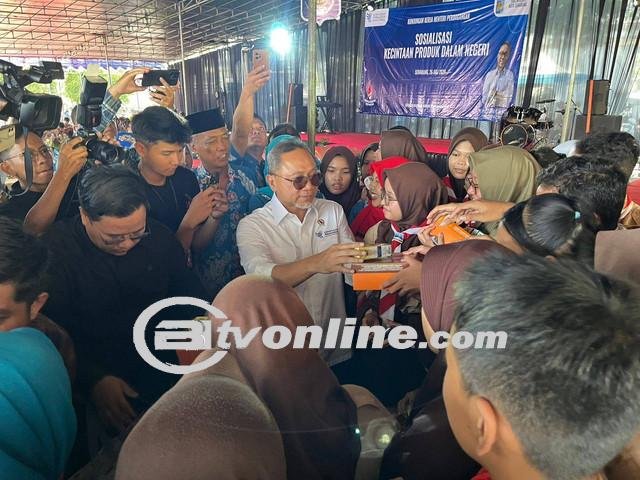 Menteri Perdagangan Zulkifli Hasan Bagikan Makanan Bergizi di SMA Negeri 3 Semarang