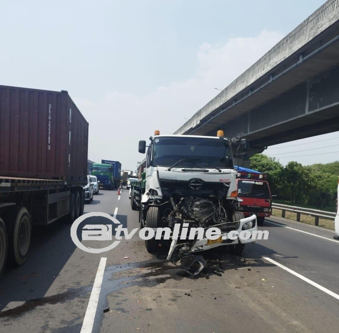 Kecelakaan Beruntun di KM 44 Tol Jakarta-Cikampek: Truk Ringsek, Lalu Lintas Macet